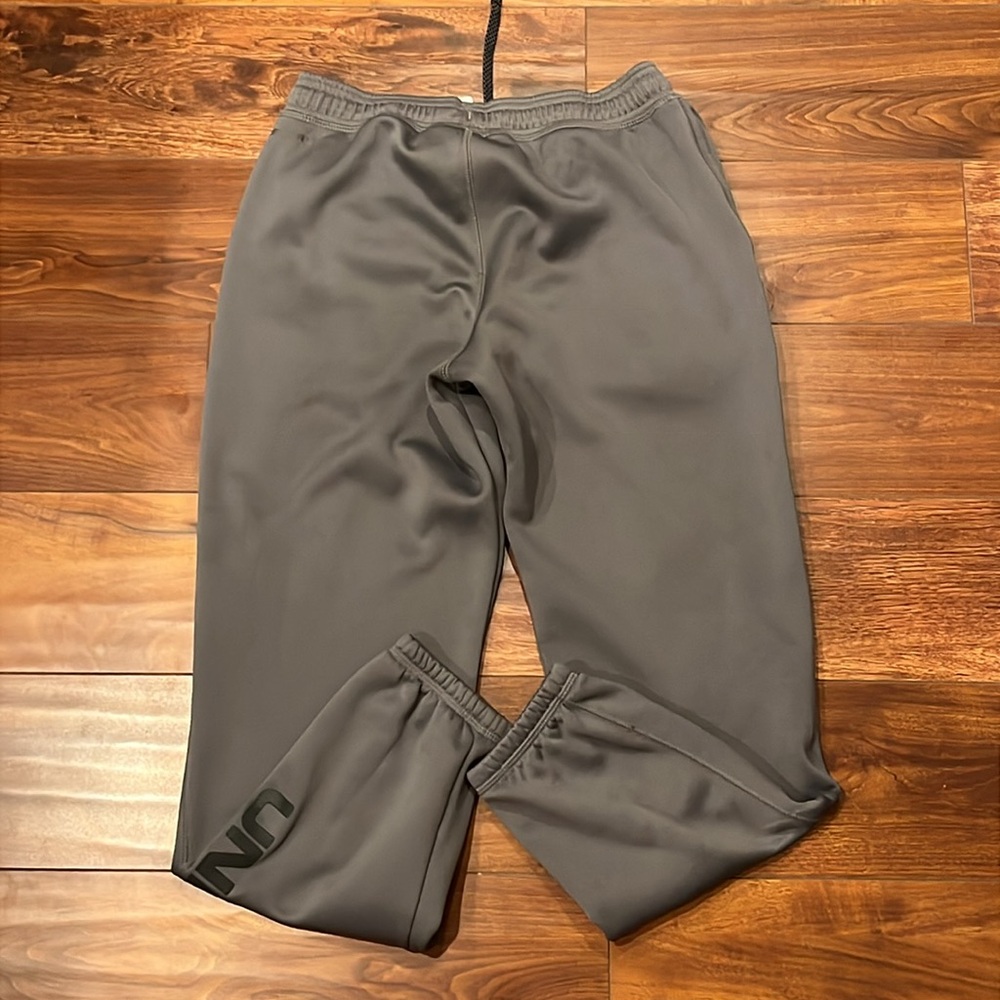 Under Armour Boys grey Sweatpants with Side Logo
Size Youth Large - Picture 8 of 9